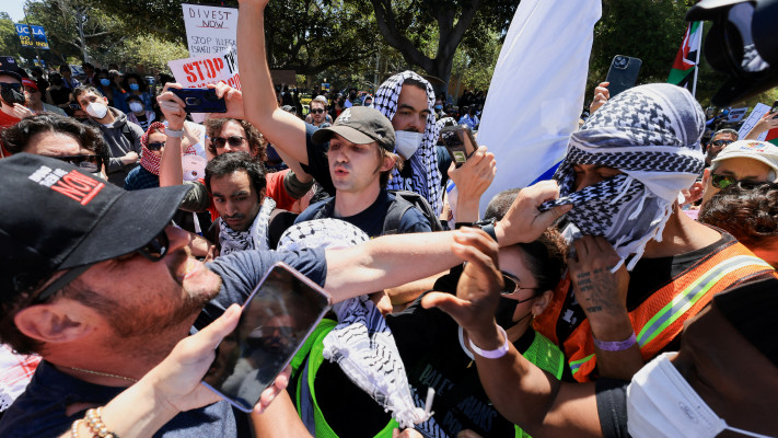עימותים אלימים בין מפגינים פרו-פלסטינים לפרו-ישראלים ב-UCLA