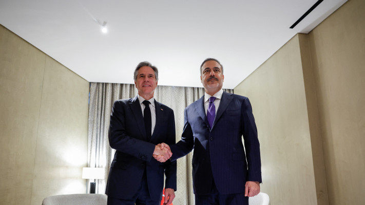 בלינקן לוחץ את ידו של שר החוץ הטורקי בפורום הכלכלי העולמי בריאד