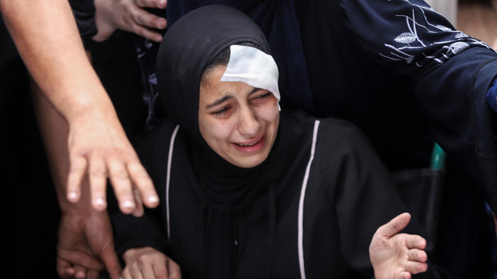 \'\'למה היה כל כך קשה להכניס לדף המסרים הבינלאומי את האמירה שהאבדות האזרחיות מאוד מצערות?\'\', אישה פלסטינית בהלוויה בעזה