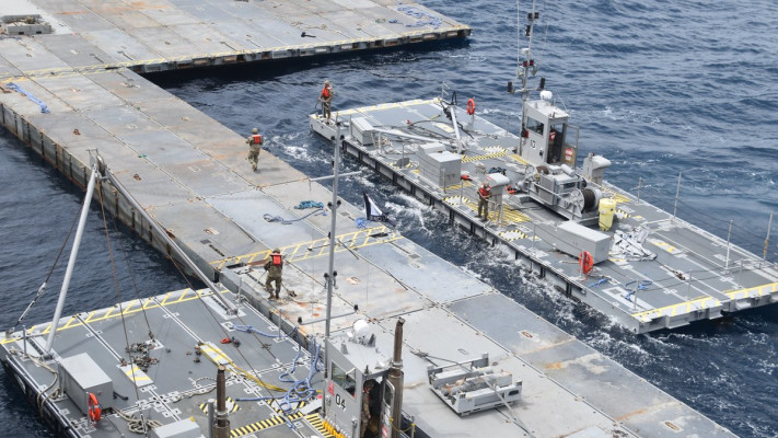 בניית המזח הימי מול חופי עזה (צילום: פיקוד מרכז הצבא האמריקאי)