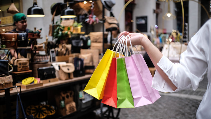 קנתה בכסף תיקי יוקרה