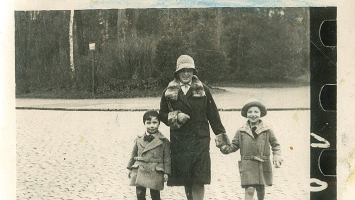 הודה עמיחי בן 5 (לודוויג פפוייפר) עם אמו פרידה ואחותו רחל בווירצבורג  (צילום: אוסף משפחתי)