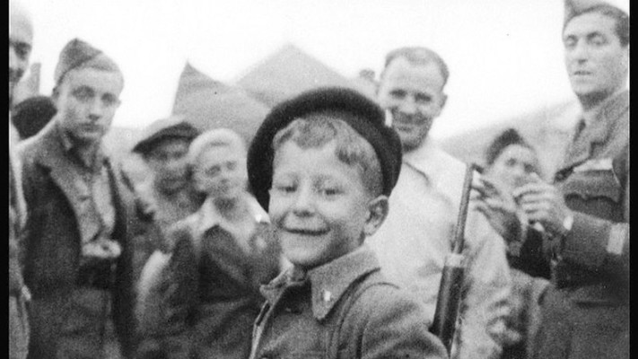ישראל מאיר לאו בן ה-8 עוזב את מחנה הריכוז בוכנוואלד, ברקע אחיו נפתלי (צילום: ארכיון לעמ)