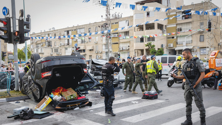זירת התאונה בה היה מעורב רכבו של השר בן גביר ברמלה
