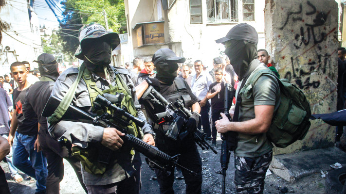 חמושים פלסטינים במחנה הפליטים נור א-שמס ליד טול כרם