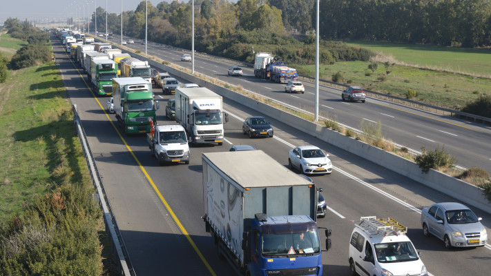 כביש 6 ליד מחלף ניצני עוז (צילום: גילי יערי, פלאש 90)