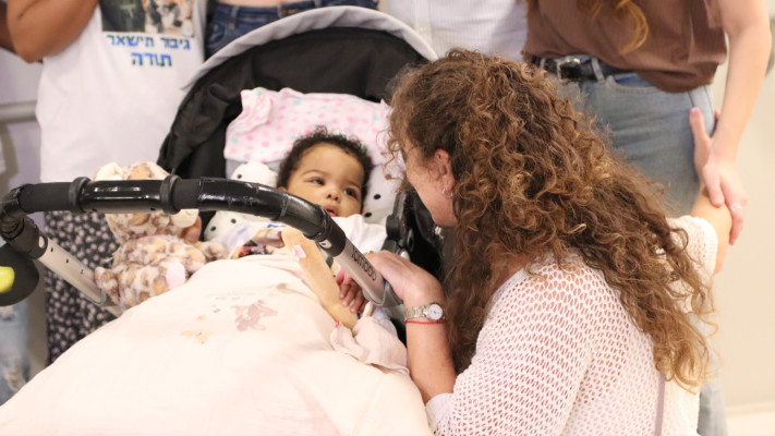 שרון זימל עם ליאל הקטנה