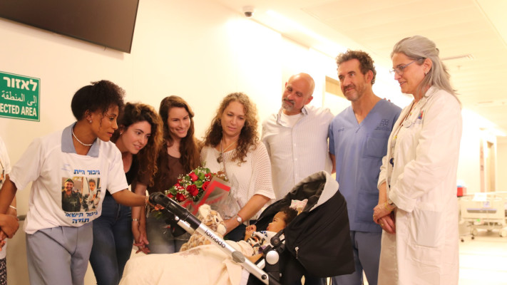 מימין: משפחת זימל ומשפחתה של ליאל הקטנה (צילום: בית החולים שניידר)