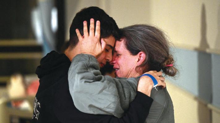 שרון אביגדורי מחבקת את בנה עומר זמן קצר לאחר ששוחררה משבי חמאס (צילום: ארכיון רויטרס)