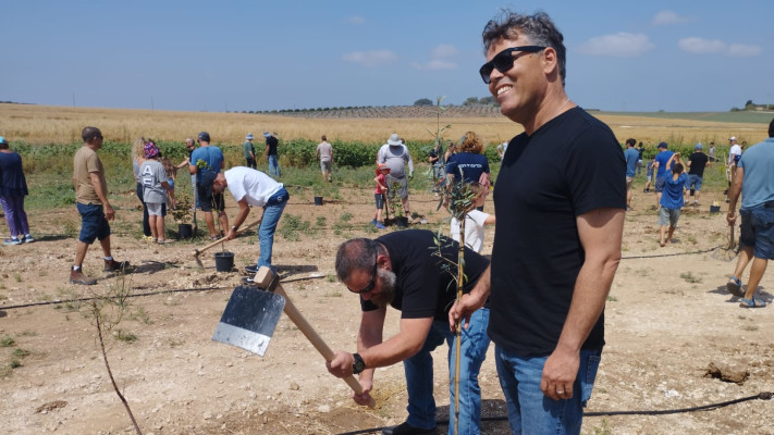 נטיעות בקיבוץ גברעם (צילום: דוברות התנועה הקיבוצית)