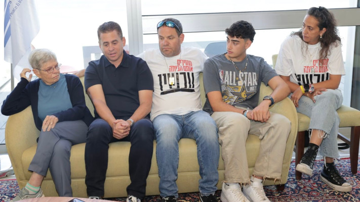 אופיר אנגל ומשפחתו (צילום: רפי דלויה)