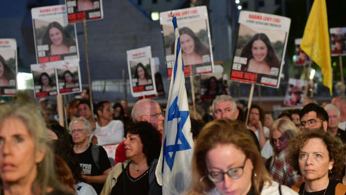 ''חייבים להבטיח שהעסקה הנוכחית תצא לפועל''. משפחות החטופים בהפגנה בתל אביב (צילום: אבשלום ששוני)