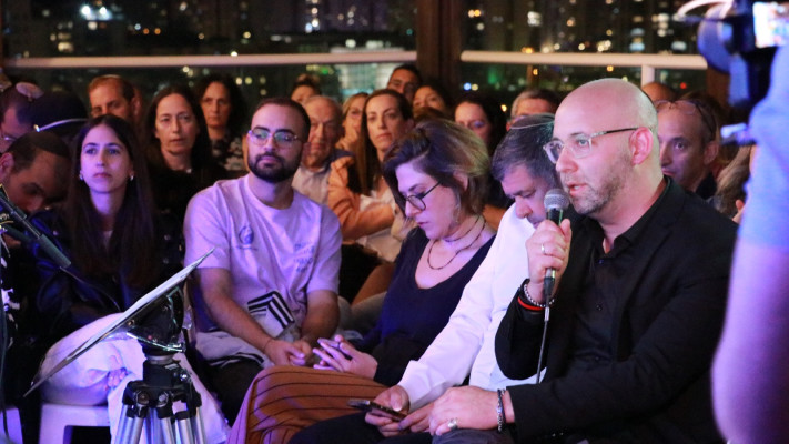 משה קלוגהפט בזיכרון בסלון בצל האסון 