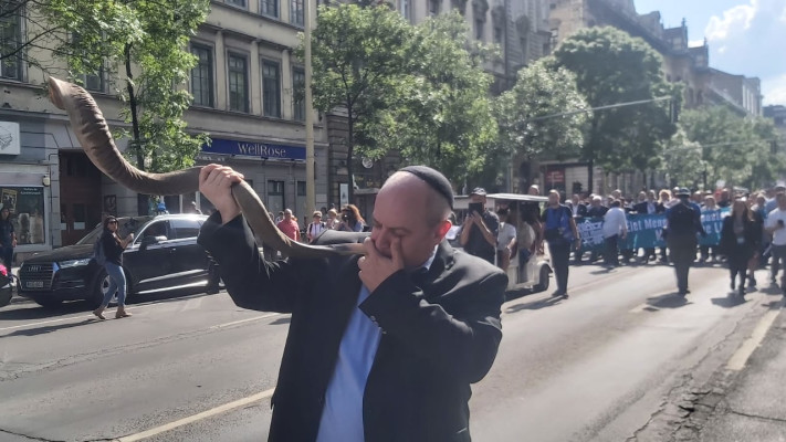 רב בית הכנסת בבודפשט טומי וור תוקע בשופר