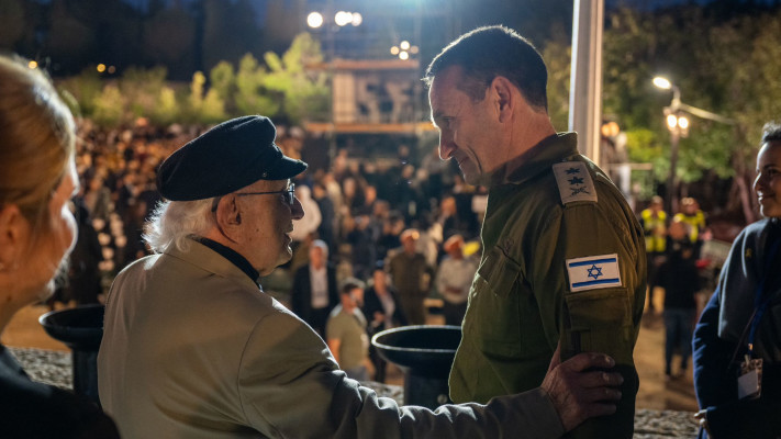 הרמטכ''ל עם שורד השואה איזי קבליו