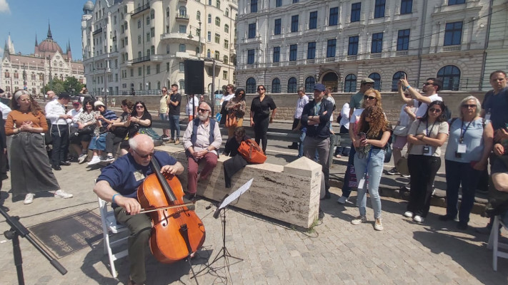 הטקס באנדרטת הנעליים 