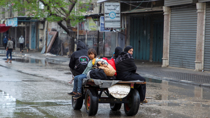 תושבים מתפנים מרפיח (צילום: REUTERS/Hatem Khaled)