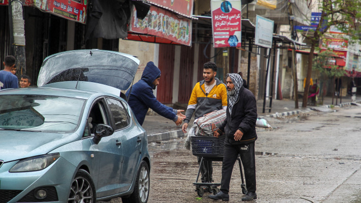 פינוי תושבים ממזרח רפיח (צילום: REUTERS/Hatem Khaled)