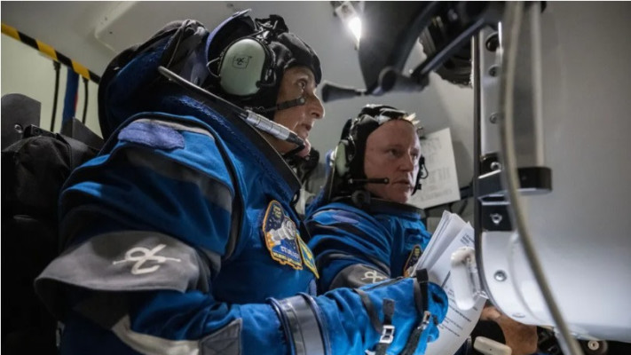 האסטרונאוטים ויליאמס ווילמור. חליפת חלל קלה (צילום: נאס''א)