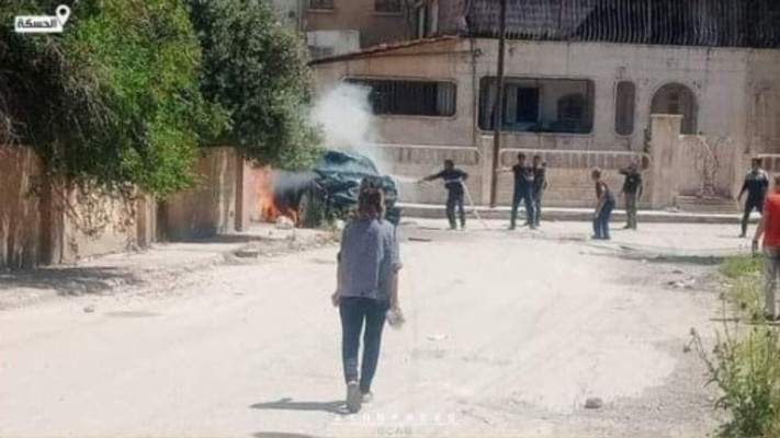 זירת האירוע בעת פיצוץ רכבו של אבו חידר (צילום: רשתות חברתיות)