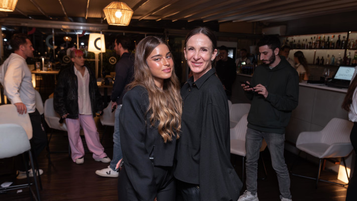 נועה קירל ולאה שנירר במשלחת מטעם טיקטוק למצעד החיים בפולין  (צילום: שי מניסטר)