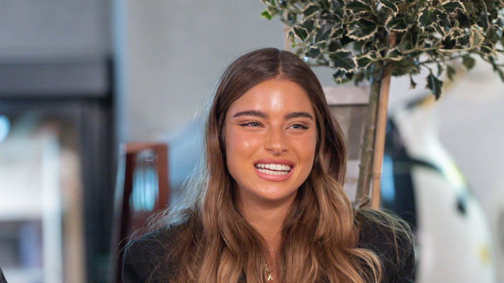 נועה קירל במשלחת מטעם טיקטוק למצעד החיים בפולין  (צילום: cmedia שי מסינטר, באדיבות חברת הפקה MPlive)