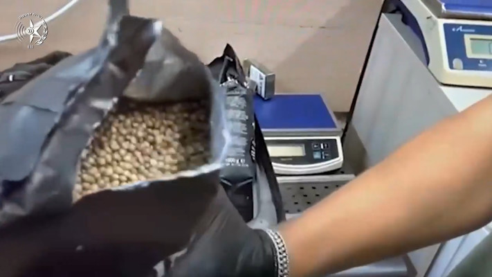 זרעי הקנאביס באריזות של פולי קפה (צילום: צילום מסך, דוברות המשטרה)