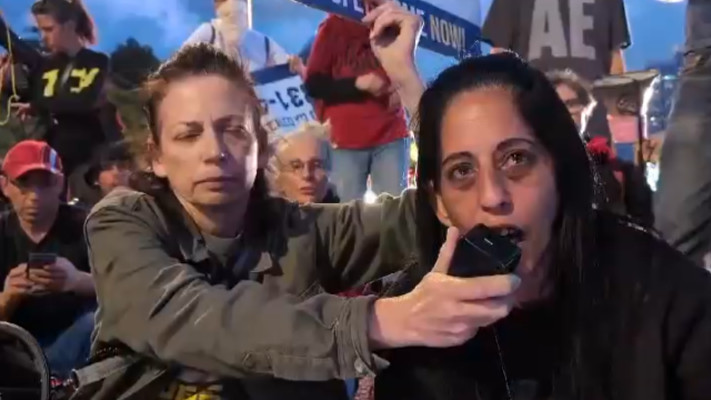 עינב צנגאוקר בהפגנה