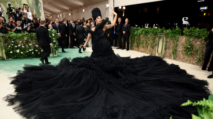 הפוקוס עליה ואנחנו לא בטוחות שבצדק: קארדי בי (צילום: Dimitrios Kambouris/Getty Images for The Met Museum/Vogue)