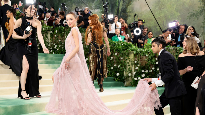 פיבי דינבור (צילום: Dimitrios Kambouris/Getty Images for The Met Museum/Vogue)