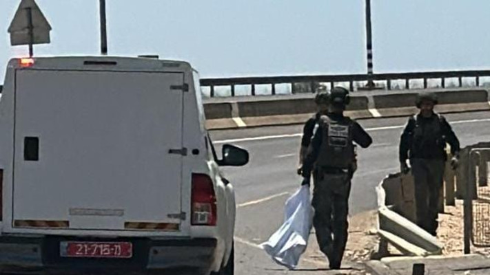 רקטה נפלה בכביש ראשי בצפון. זירת הנפילה בצומת גומא (צילום: דוברות המשטרה)