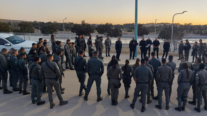 מאות שוטרים אוכפים צווי הריסה בפזורת אום בטין (צילום: דוברות המשטרה)