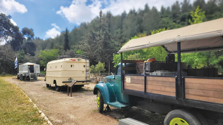 שיחזור המשוריינים בחצר שער הגיא