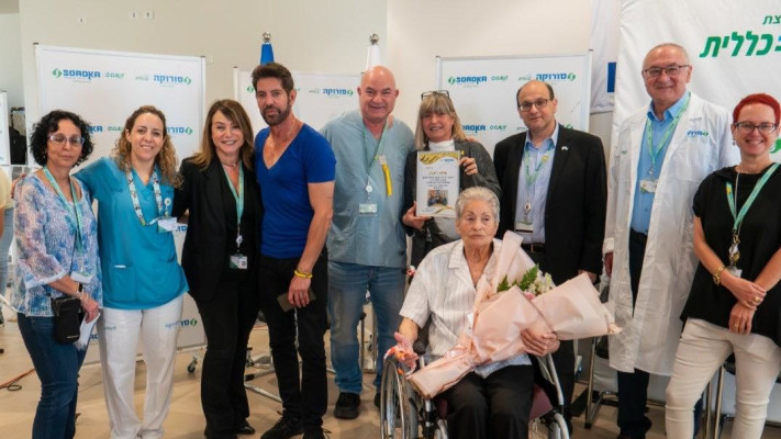 פרופ' מוטי קליין, ד''ר שלומי קודש, הצוותים הרפואיים ואלמה אברהם ביום שחרורה מבית החולים