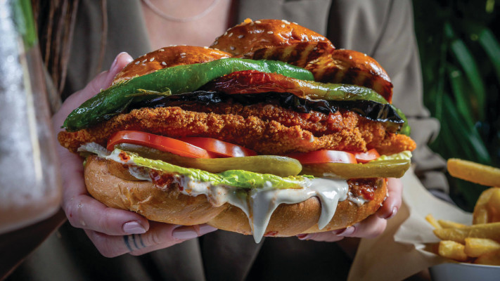 57 שקל חלת שניצל טחינה מטבוחה חצילים מטוגנים שניצל פריך בחלה טריה