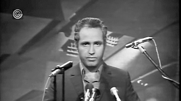 טוביה צפיר בתפקיד שמעון פרס