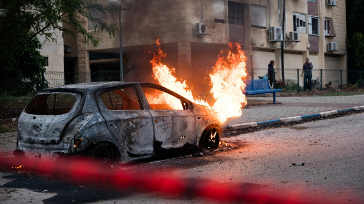 רכבים עולים באש בקריית שמונה (צילום: ארז בן סימון/TPS)