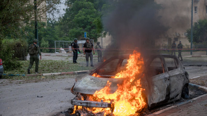 רכבים עולים באש בקריית שמונה (צילום: ארז בן סימון/TPS)