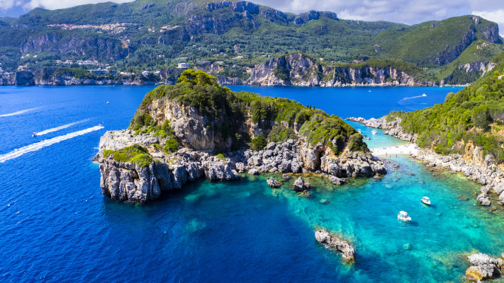 חופי הכפר Paleokastritsa, קורפו, יוון