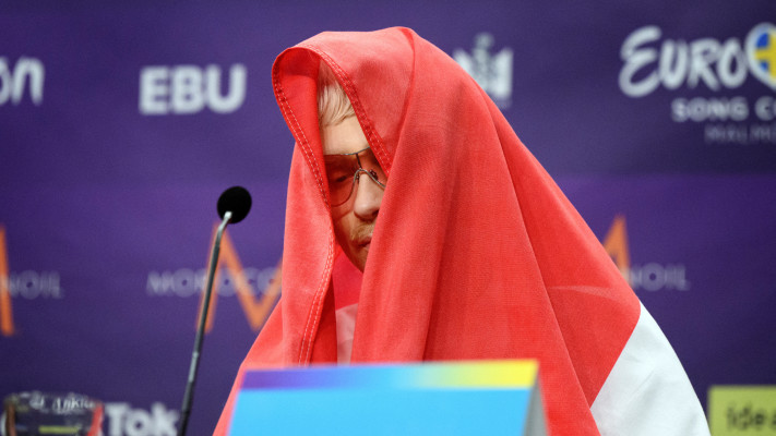 נציג הולנד לאירוויזיון בזמן תשובותיה של עדן גולן לעיתונאים