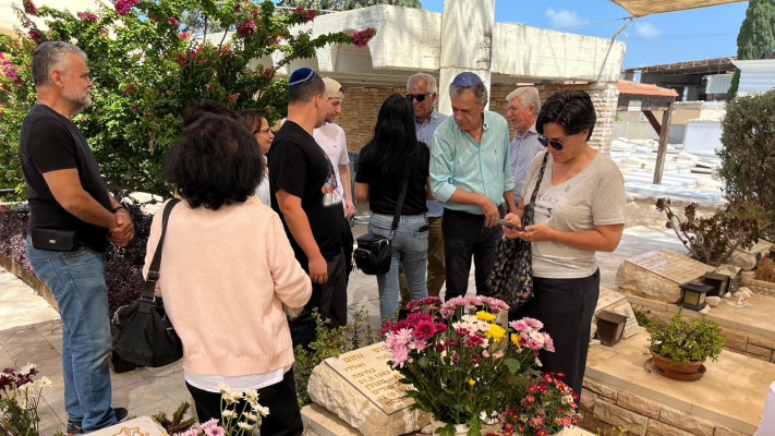 טקס זיכרון פרטי שקיימו משפחות שכולות בבית העלמין באשדוד (צילום: אבי אשכנזי)