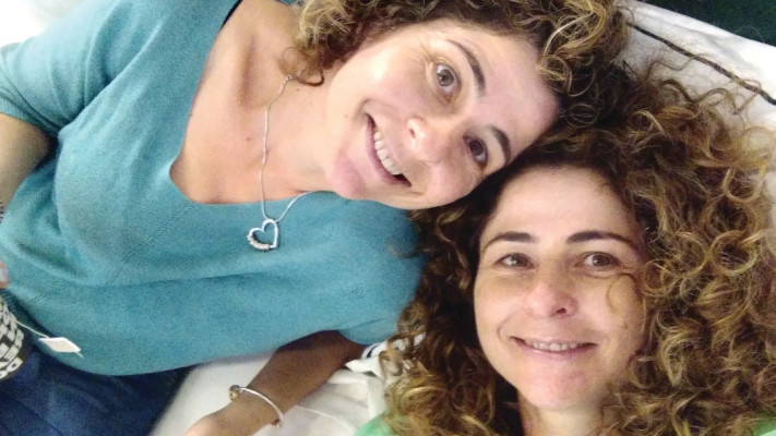 דליה פישמן (מימין למטה) עם אחותה, יסמין בירה ז''ל (צילום: פרטי)