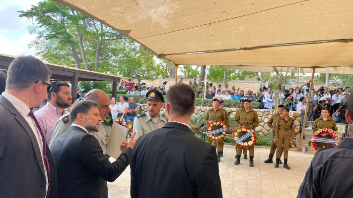 בצלאל סמוטריץ' בבית העלמין באופקים  (צילום: פלד ארבלי)
