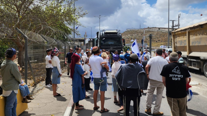 חסימת המשאיות במעבר תרקומיא 