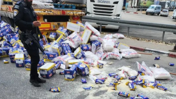 פירוק משאיות הסיוע ופיזורן על הכביש