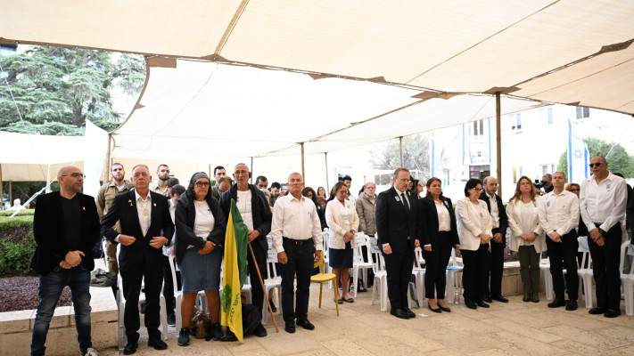 ראשי המוסדות הלאומיים והוריו של סמל נתנאל יאנג ז״ל בטקס לזכרם של החיילים הבודדים שנפלו במלחמה