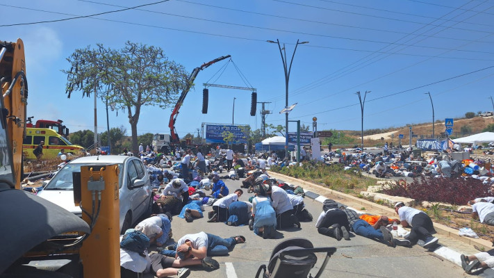 צועדים נשכבים על הכביש בזמן אזעקה בשדרות (צילום: שימוש לפי סעיף 27א')