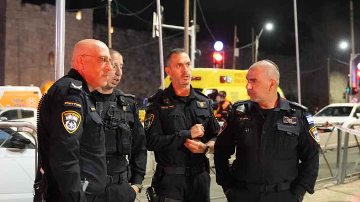 השוטרים בזירת האירוע (צילום: דוברות המשטרה)