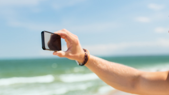 גילה שבנו צילם את אחותו הגדולה