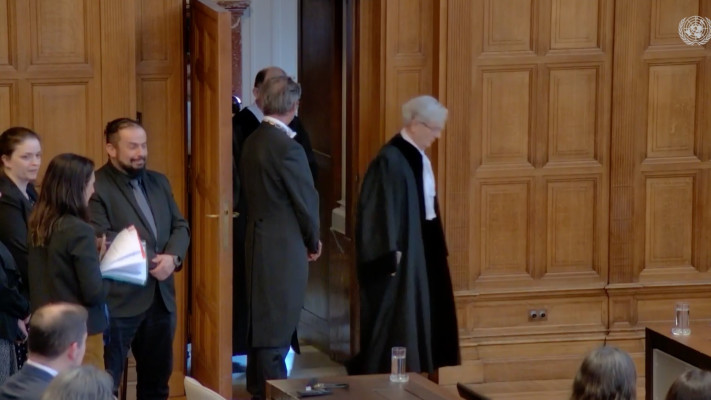 אהרן ברק בבית הדין בהאג 